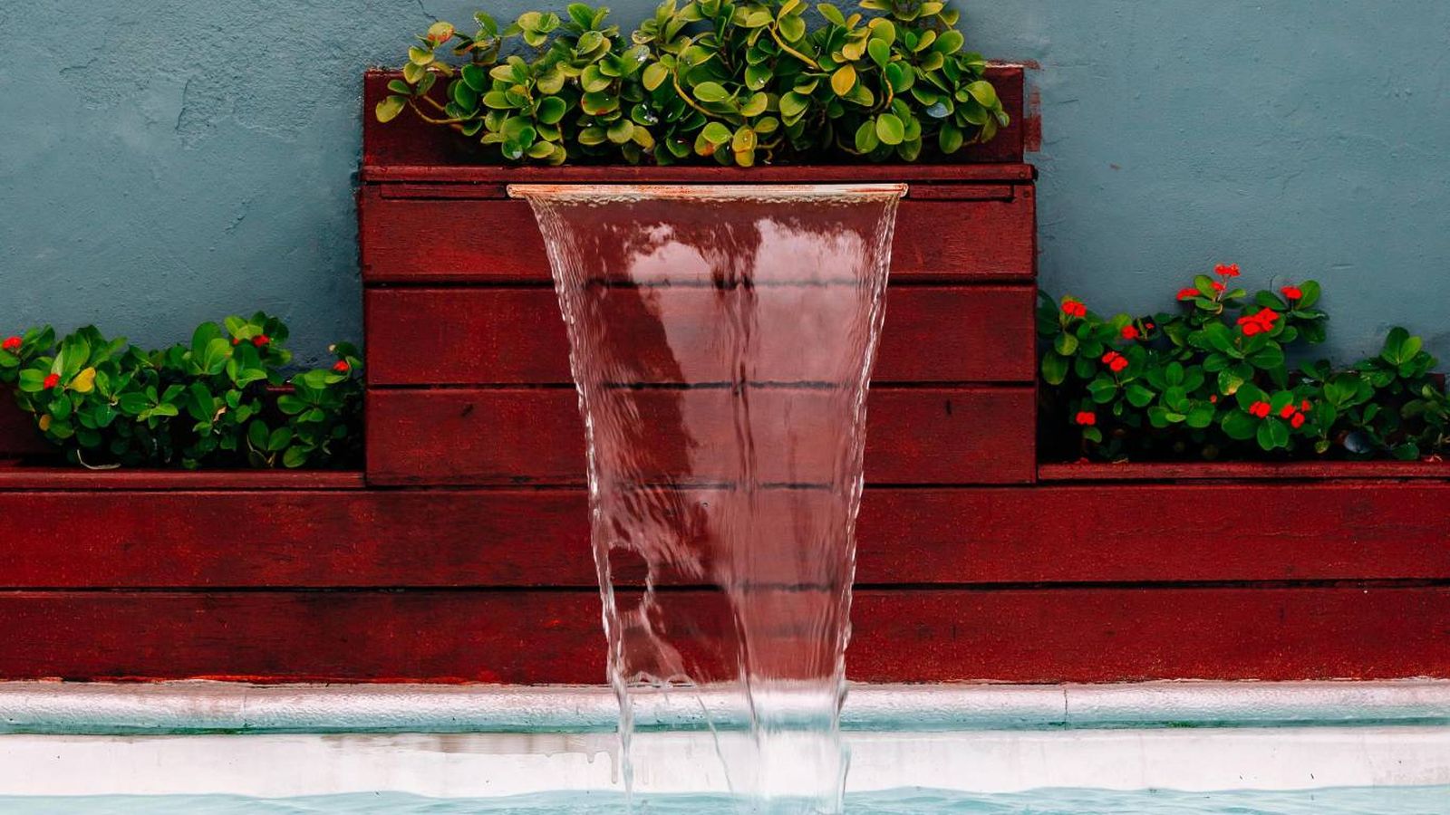 Diseño de jardines con piscina: Cascadas