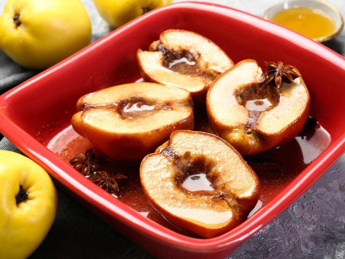 Membrillos asados con especias, una receta sencilla que realza su aroma y sabor.