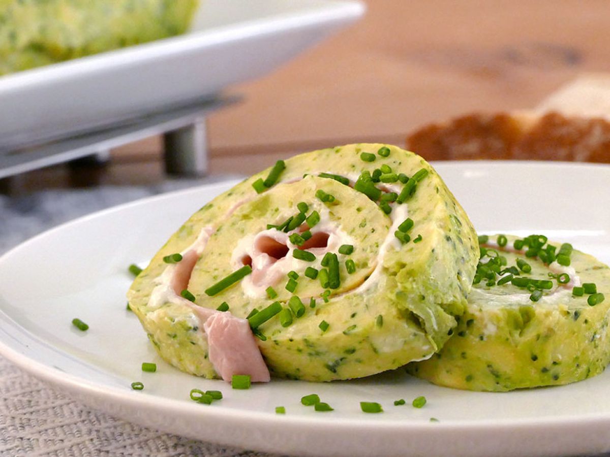 Rollo de tortilla con jamón, queso y brócoli