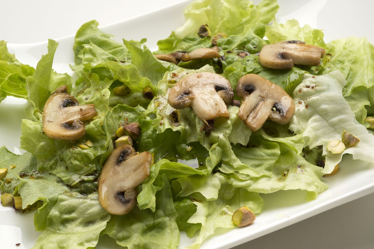 5759 2 Ensalada de lechuga, champiñones y pistachos xl