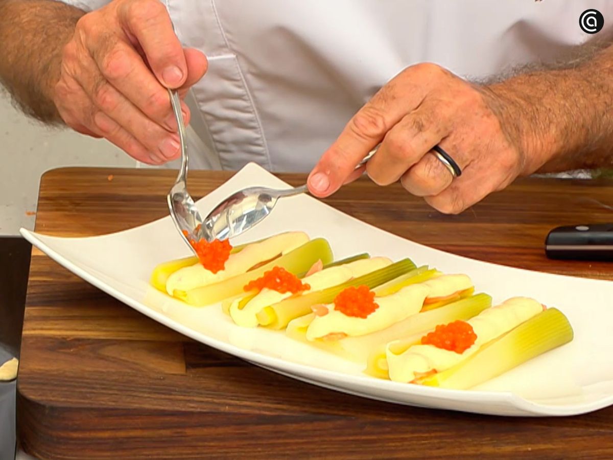 Abre los puerros y añade una tira de salmón ahumado, la mahonesa y las huevas de salmón