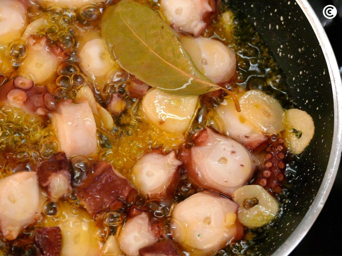 Agrega el pulpo y cocina