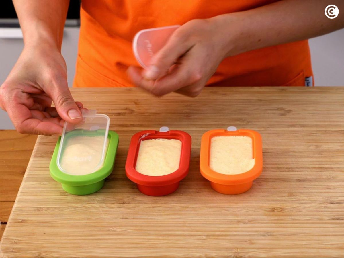 Repartir la mezcla para los polos de melocotón y yogur en los moldes