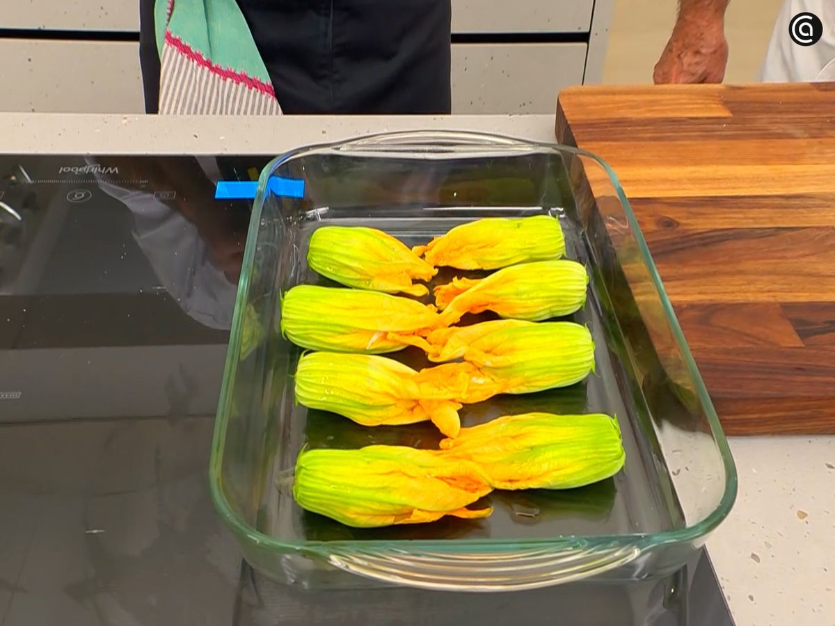 Coloca el relleno en la flor de calabacín y hornea