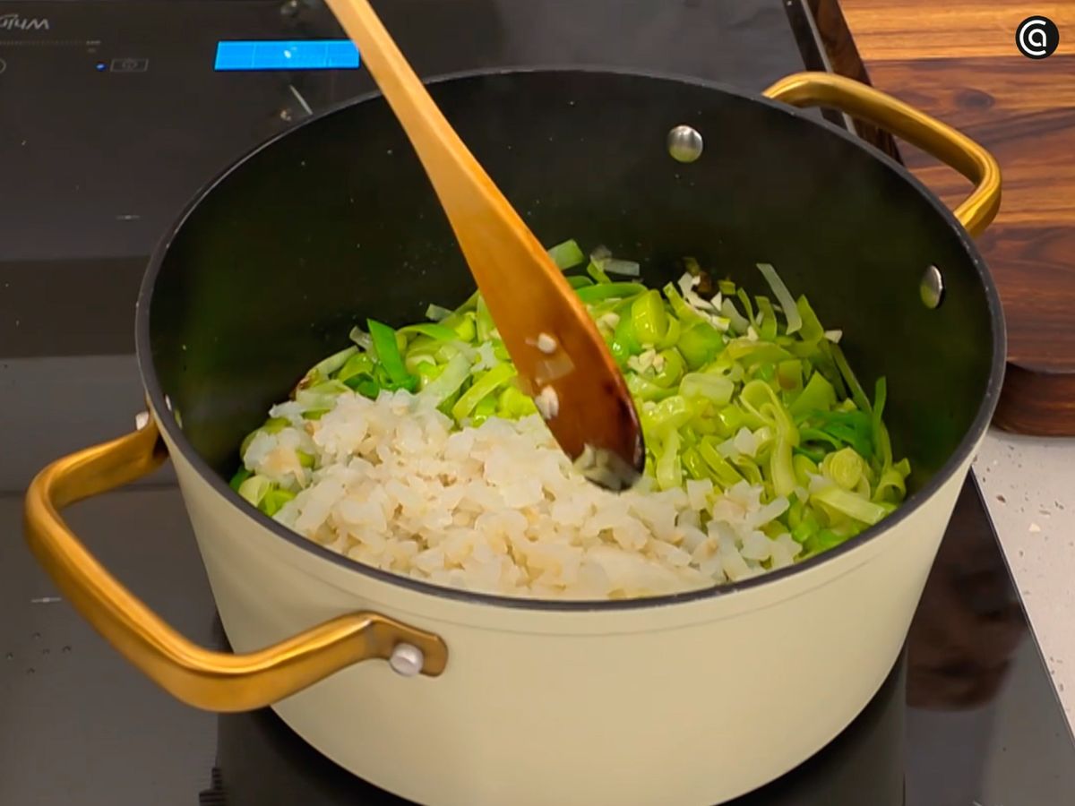 Pocha los puerros junto con el ajo picado y, cuando estén tiernos, incorpora el bacalao