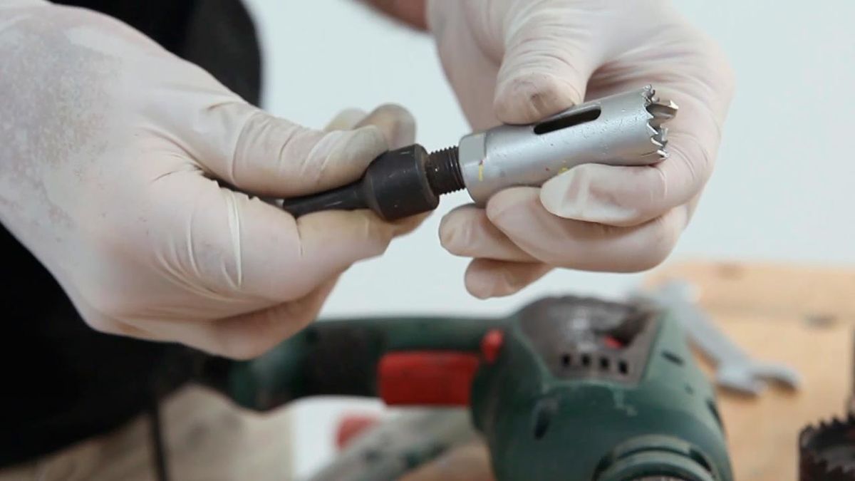 Como fijar una sierra de corona en el taladro paso 2