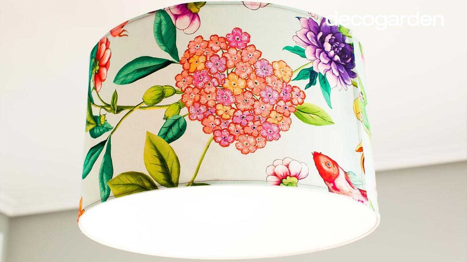 Pantalla de lámpara de techo personalizada con tela floral. Pantalla de lámpara de techo personalizada con tela floral.