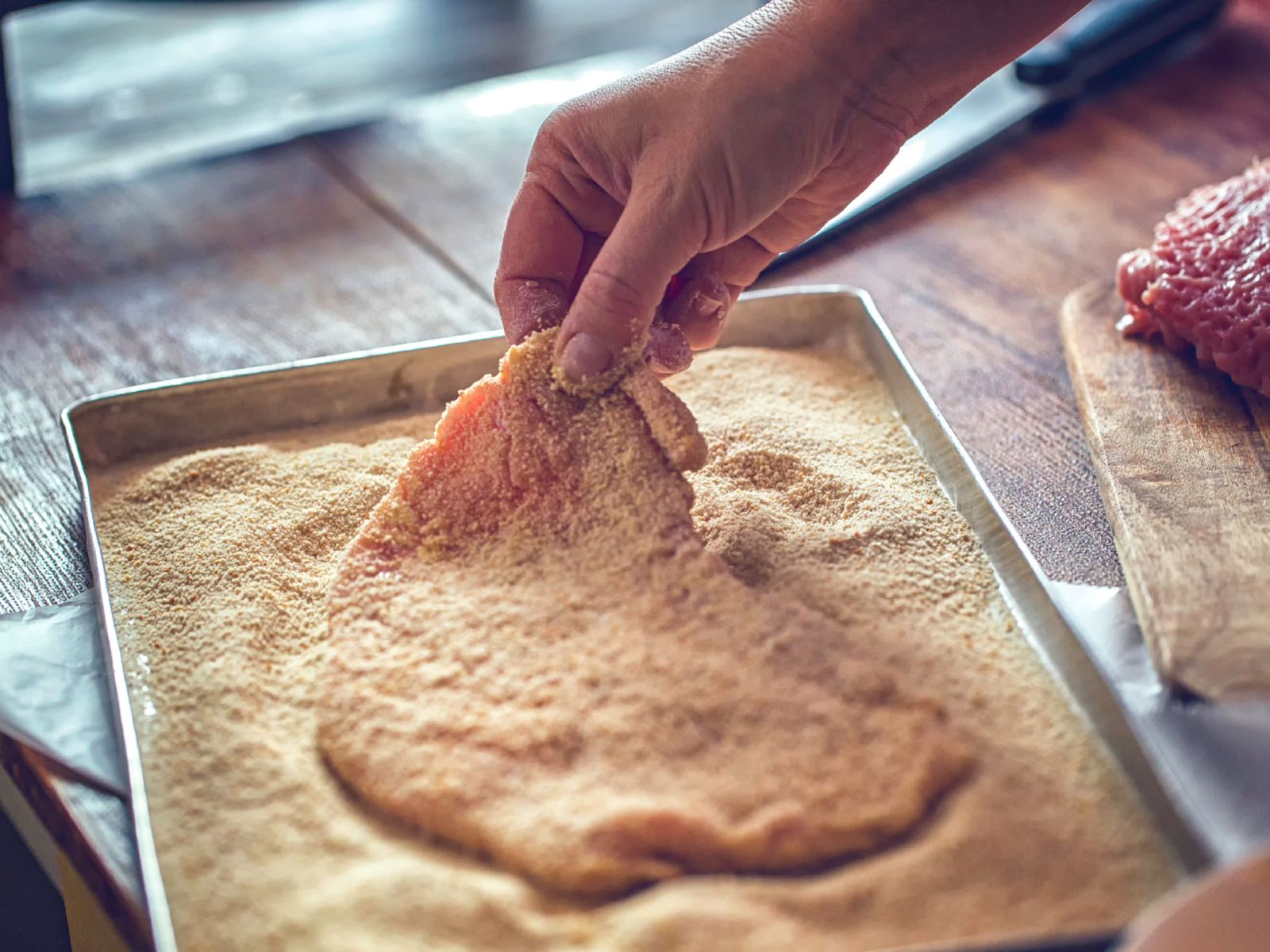 El secreto de la milanesa perfecta comienza en el empanado.