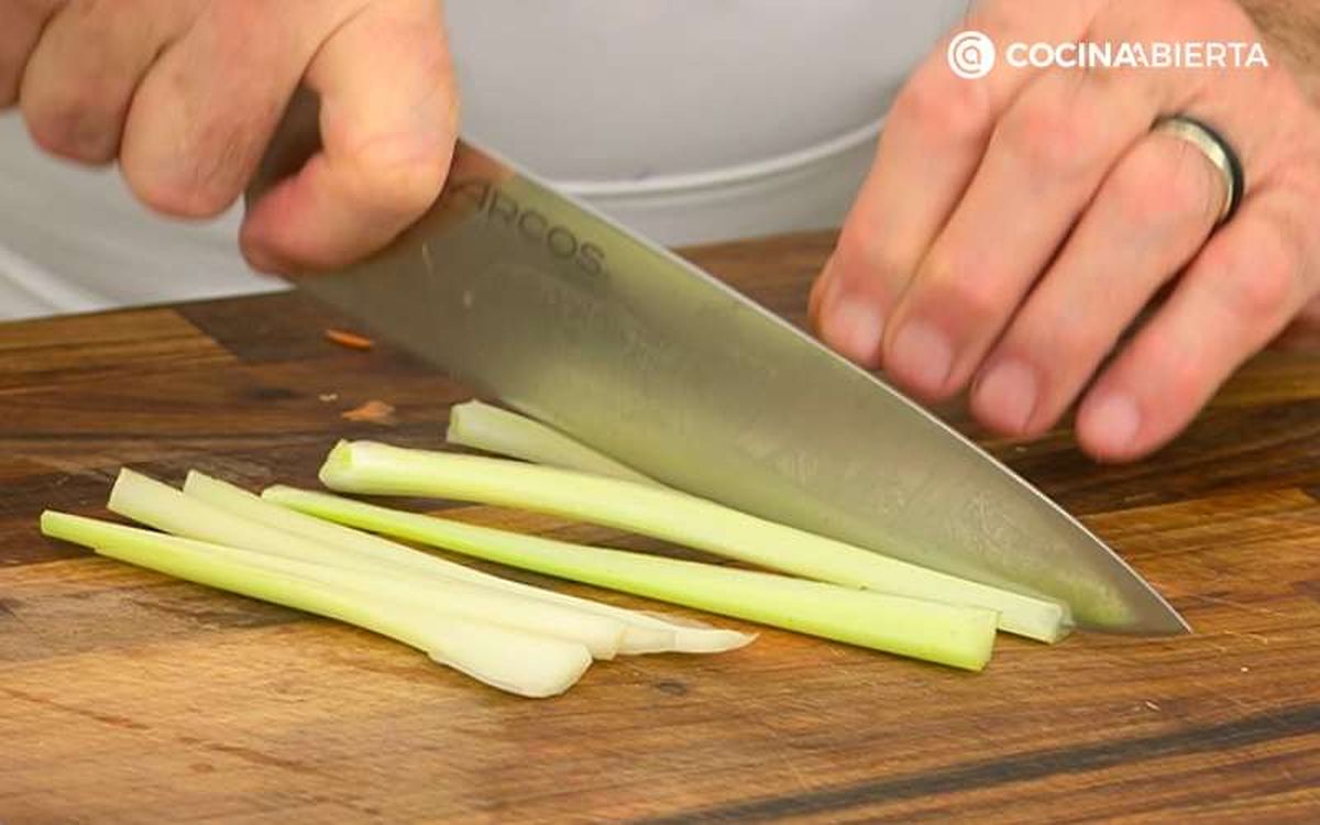 Corta el apio
