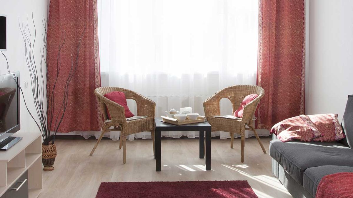 Sala de color rojo, gris y beige   mesa y sillas