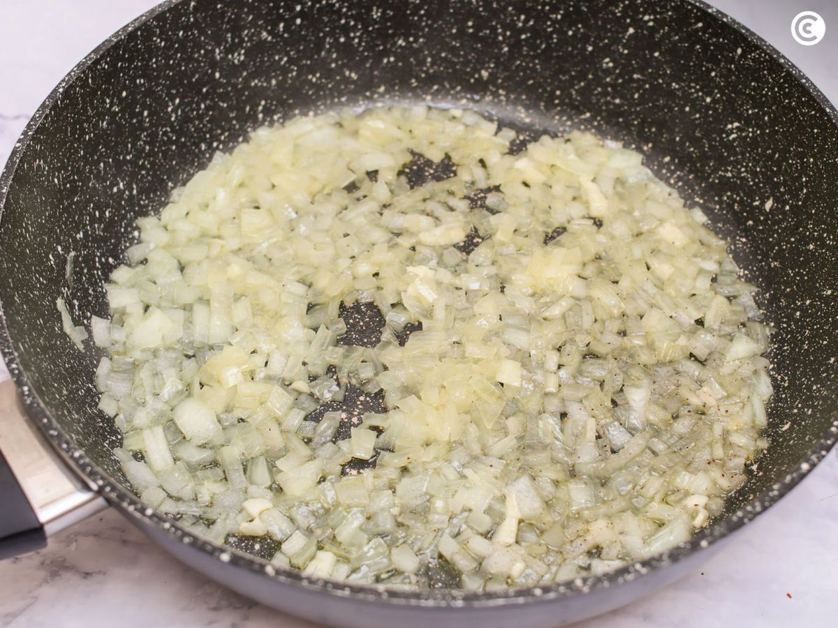 Sofrito de ajo y cebolla para las judías verdes con tomate