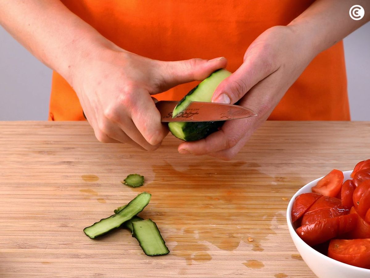 Preparar los ingredientes para el gazpacho de remolacha