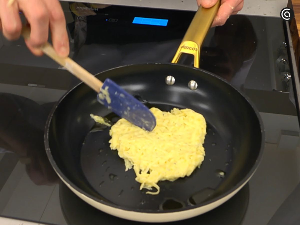La mezcla se divide y se forman las tortas de patata para cocinarlas a fuego bajo.