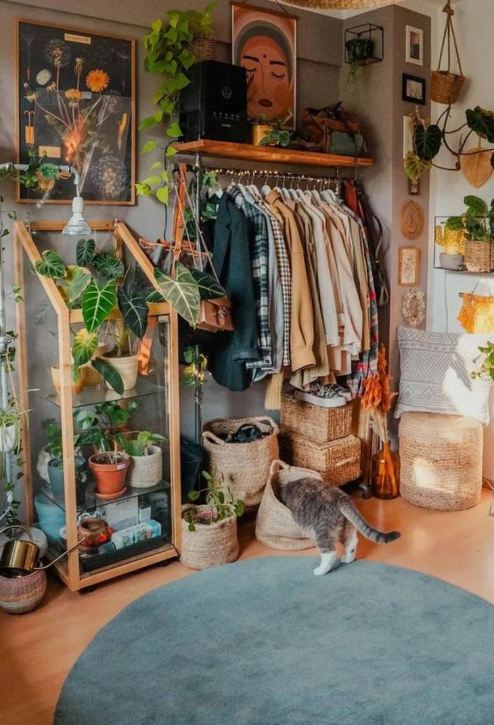 Vestidor pequeño de estilo hippie con muebles de madera y cestas de fibras naturales. Vestidor pequeño de estilo hippie con muebles de madera y cestas de fibras naturales.