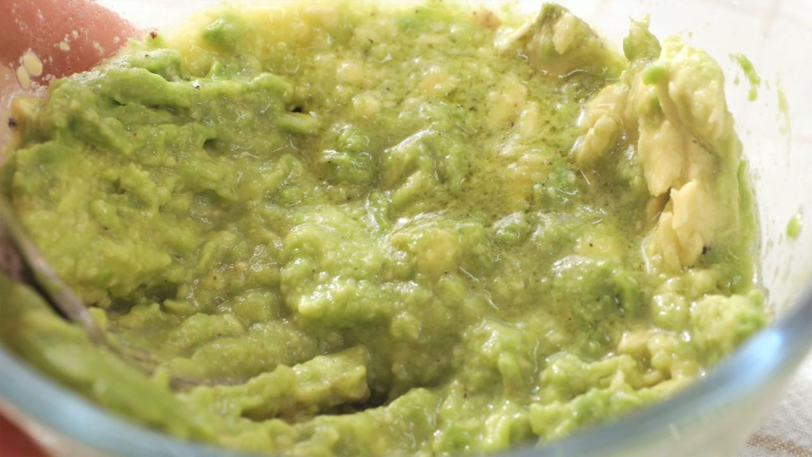 Machaca el aguacate con sal, pimienta, limón y aceite de oliva hasta obtener una pasta cremosa y llena de sabor para tus tostas