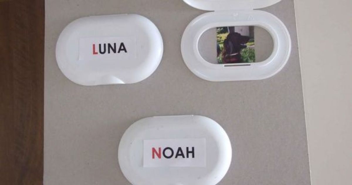 Portarretratos con imán hechos con las tapas de las toallitas húmedas. / Montessori Hoy