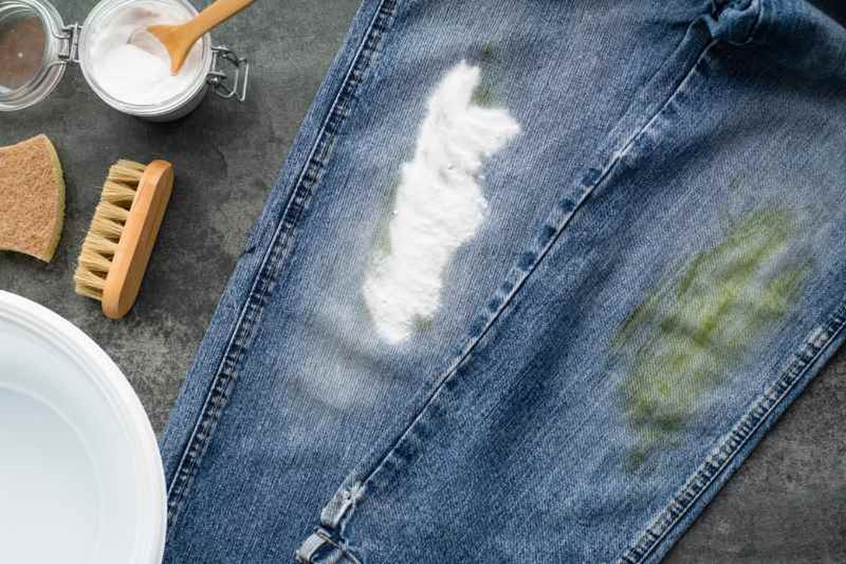 Jean con mancha de verdín y solución con bicarbonato