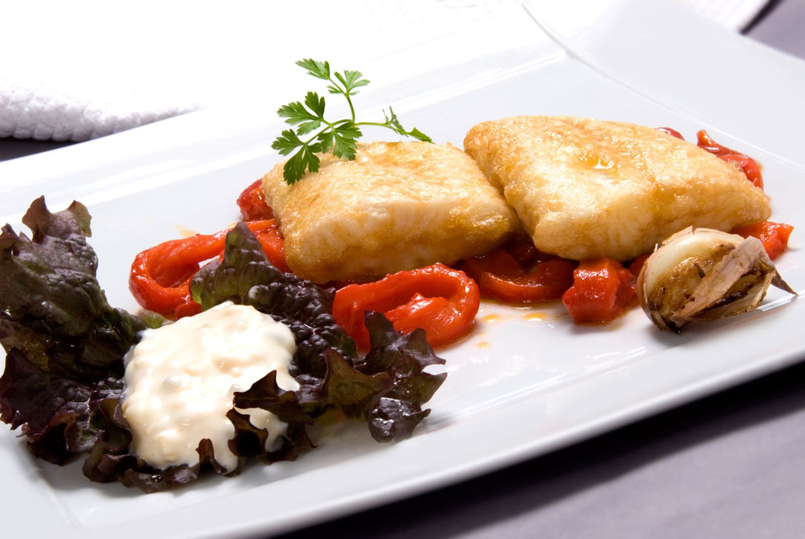 Pescado rebozado con morrones y salsa tártara Karlos Arguiñano