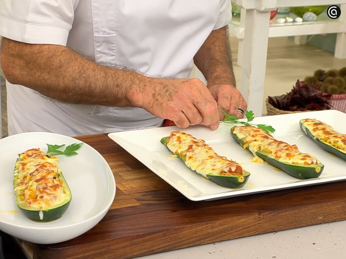 Coloca medio calabacín en cada plato y adorna con perejil