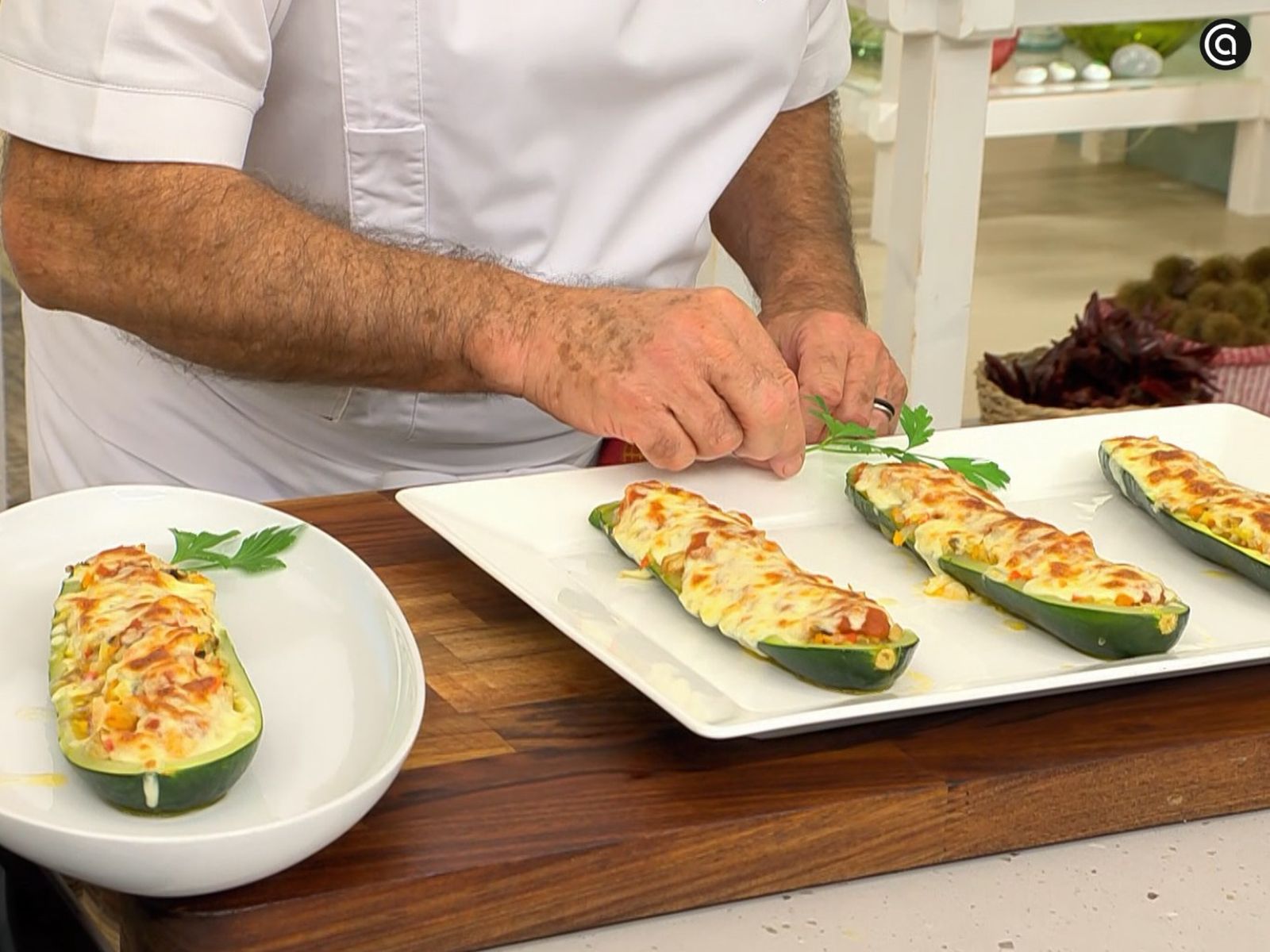 Coloca medio calabacín en cada plato y adorna con perejil
