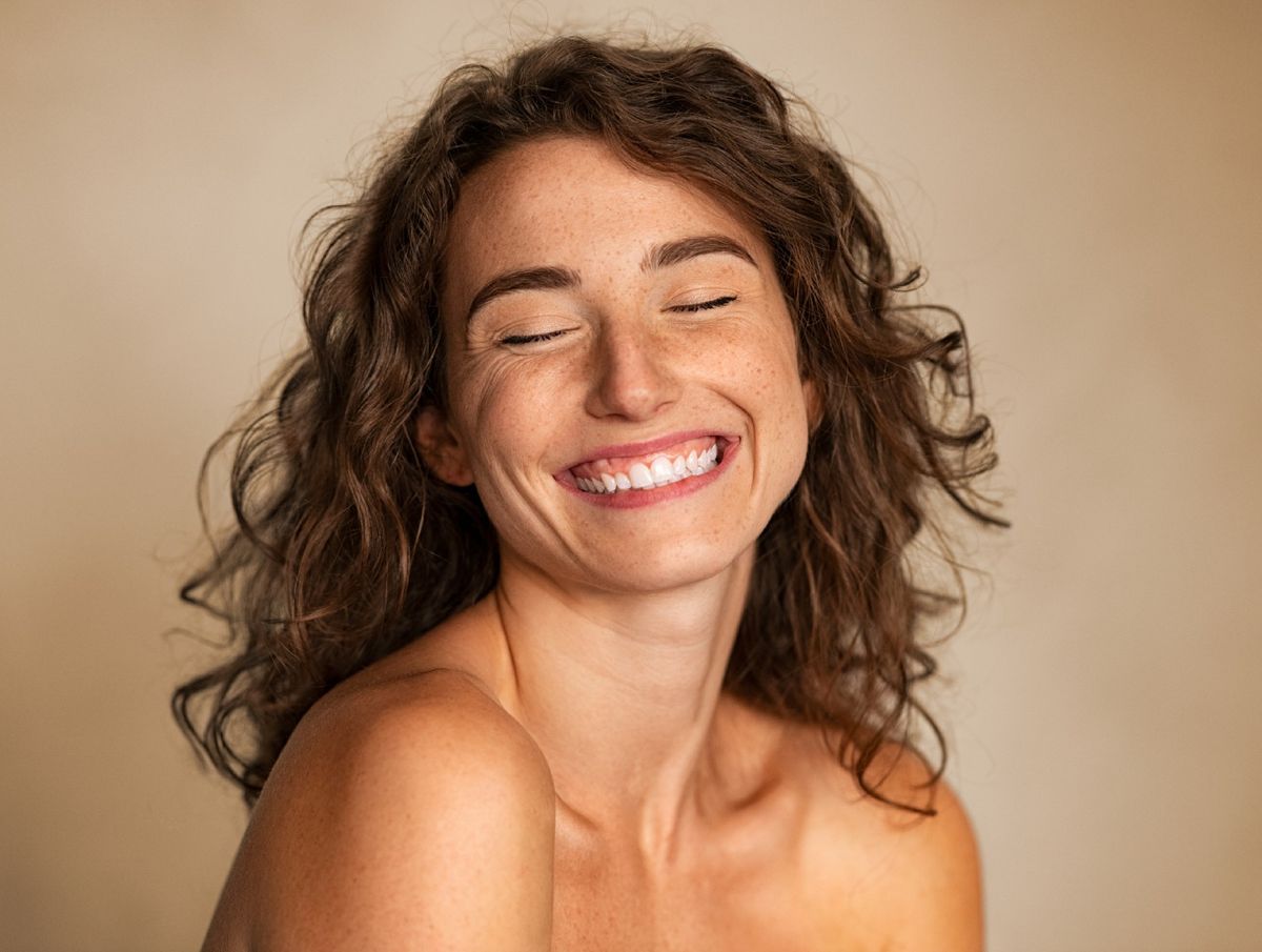 Los protectores solares con color unifican el color de la piel.