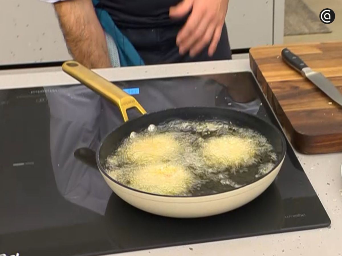 Fríe en aceite bien caliente.