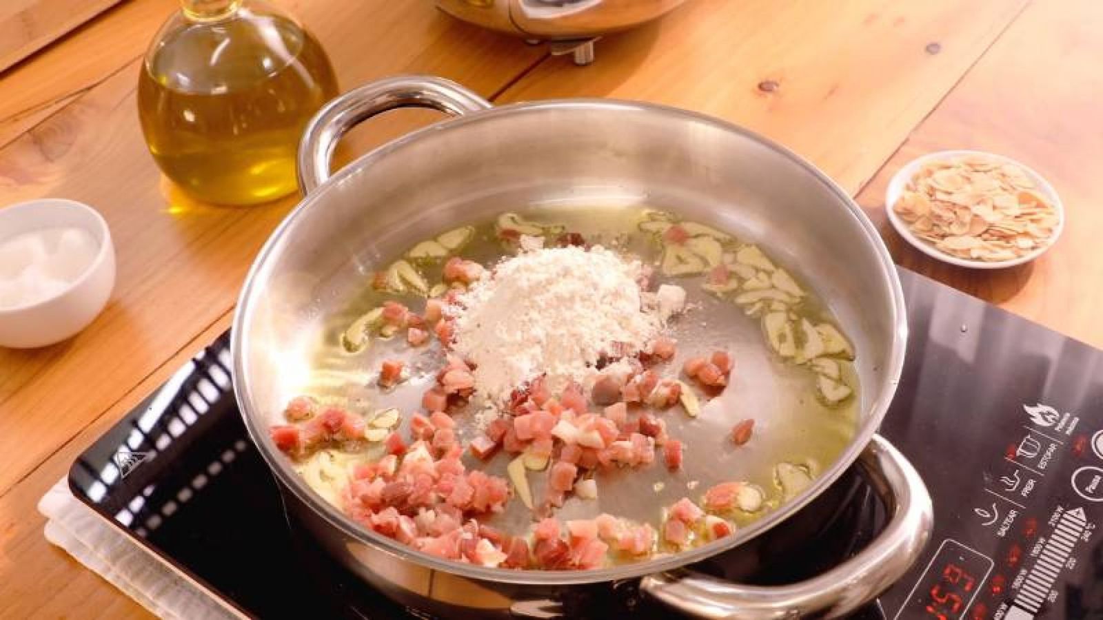 Este sofrito de ajo y jamón es un paso esencial en muchas recetas tradicionales españolas, realzando el carácter y la riqueza del plato Este sofrito de ajo y jamón es un paso esencial en muchas recetas tradicionales españolas, realzando el carácter y la riqueza del plato