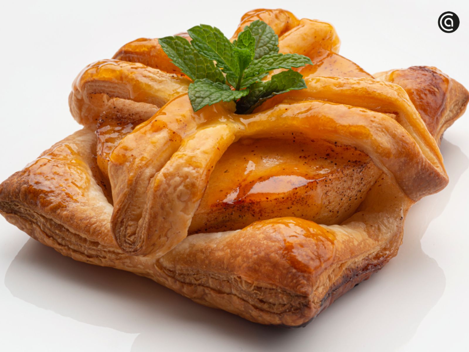 Pequeños pastelitos de hojaldre con manzana asada y brillo de miel, un bocado crujiente y aromático que concentra todo el sabor del otoño.