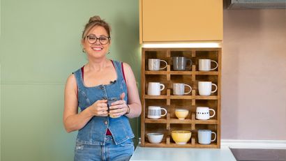 Estante terminado colocado sobre la encimera, ideal para organizar las tazas y crear un coffee corner acogedor en la cocina.
