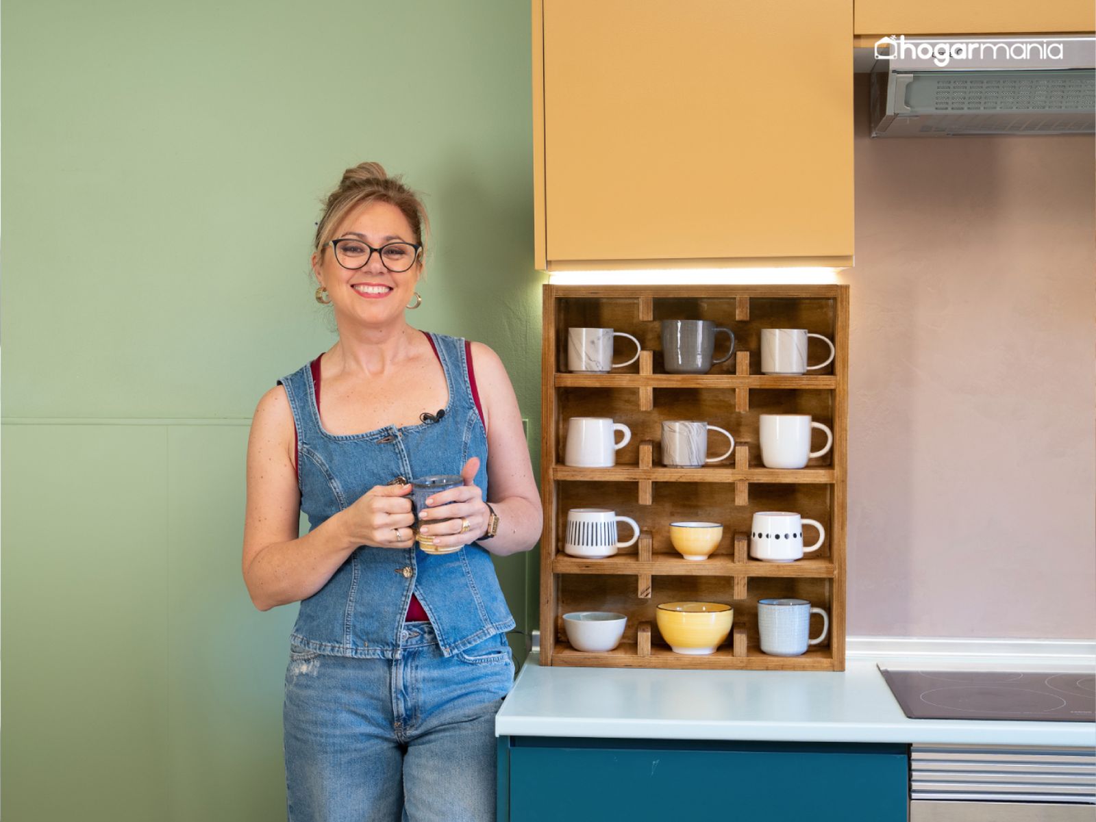 Estante terminado colocado sobre la encimera, ideal para organizar las tazas y crear un coffee corner acogedor en la cocina.