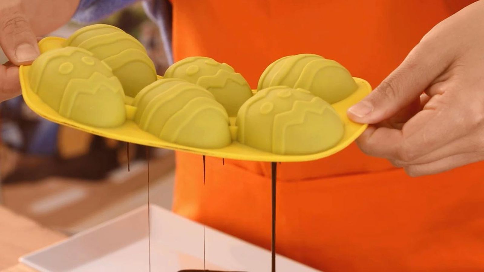 Rellena los moldes con el chocolate Receta de huevos de pascua de chocolate paso 2