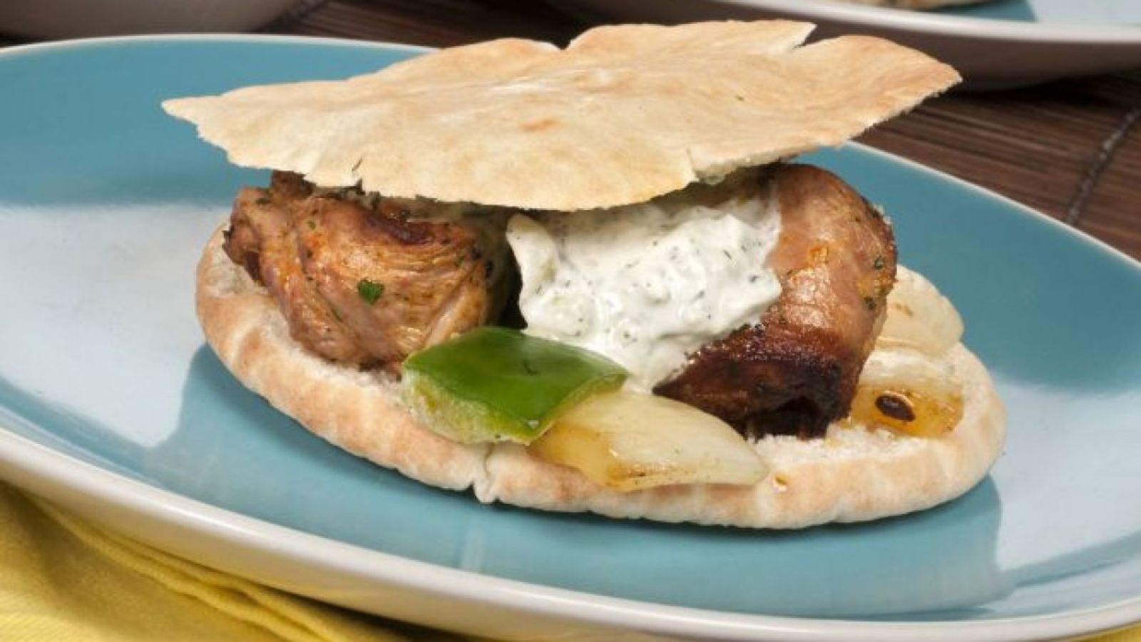 Kebab de cordero con tzatziki