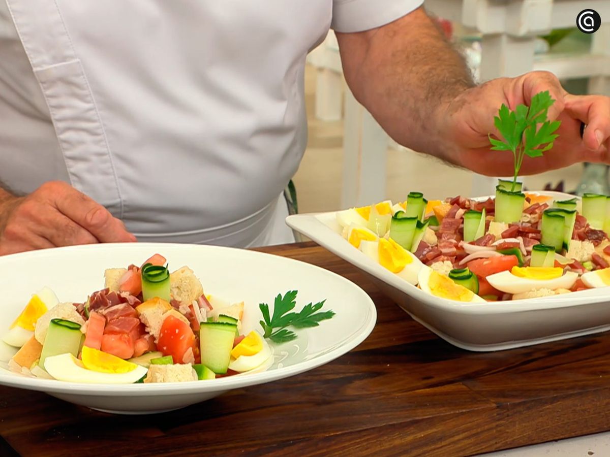 Sirve el gazpacho a la antigua con láminas de pepino, dados de pan y jamón