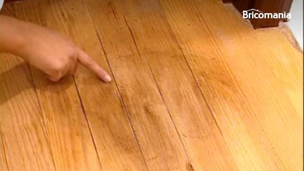 Mancha de humedad en un suelo de madera