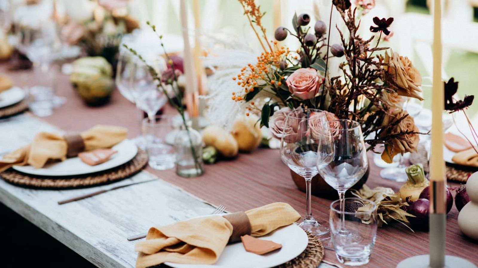 Mesa con decoración otoñal elegante.