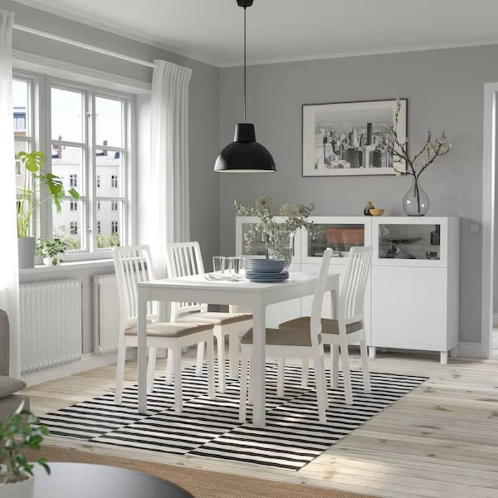 Comedor con mesa extensible blanca Ekedalen de Ikea.