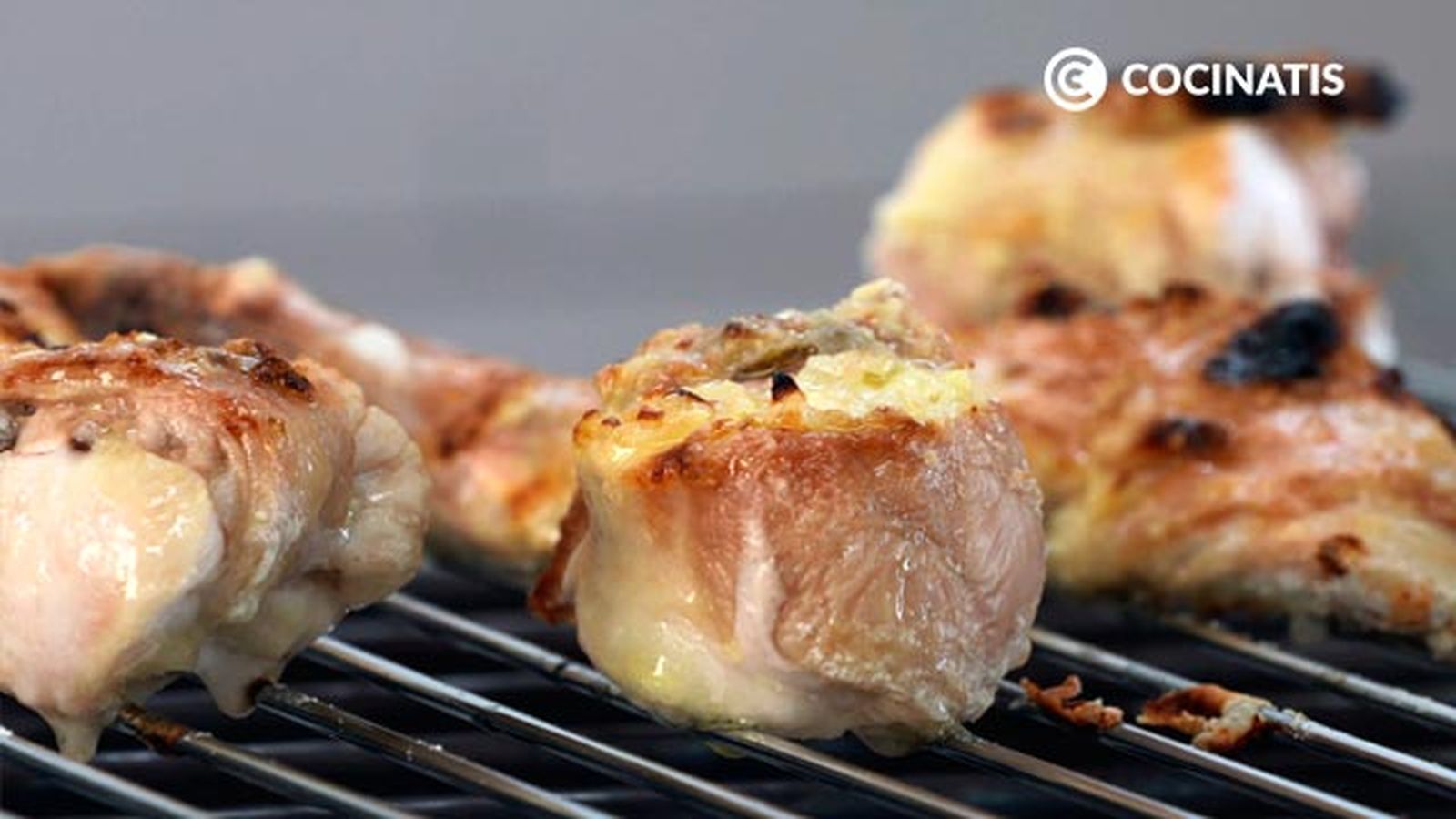 Retíralo de la parrilla cuando empieza a soltar el jugo Receta de carne de conejo a la parrilla con limón paso 5