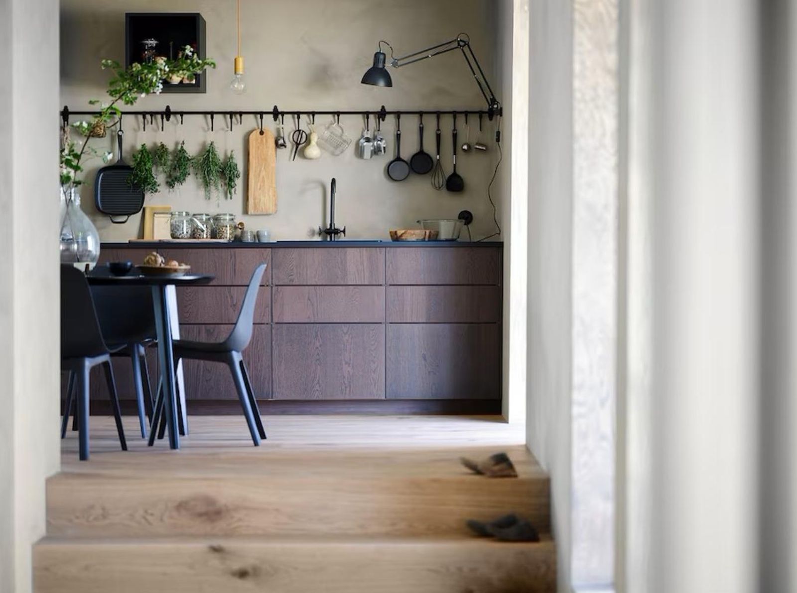 Riel negro de IKEA. Riel negro de IKEA.