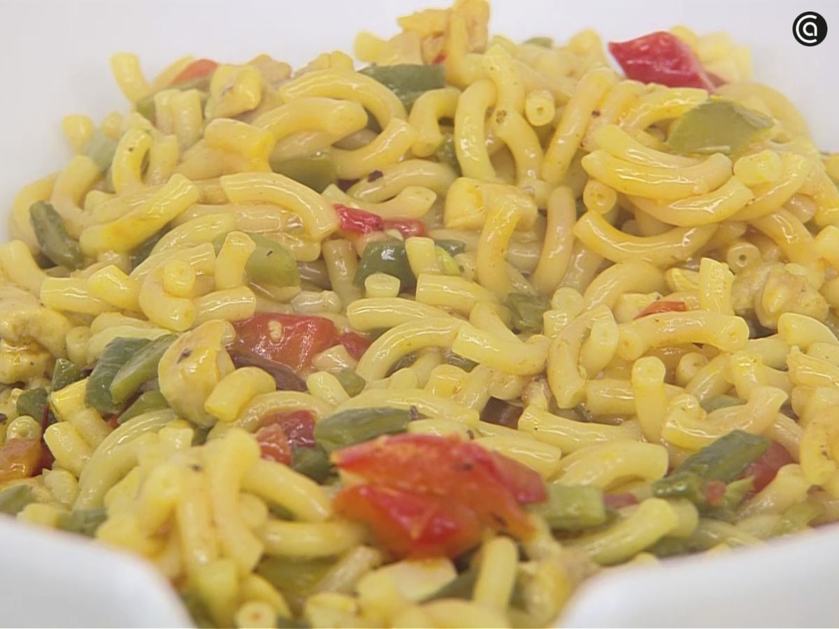 Sirve la fideuá de pollo y verduras con mayonesa de ajo