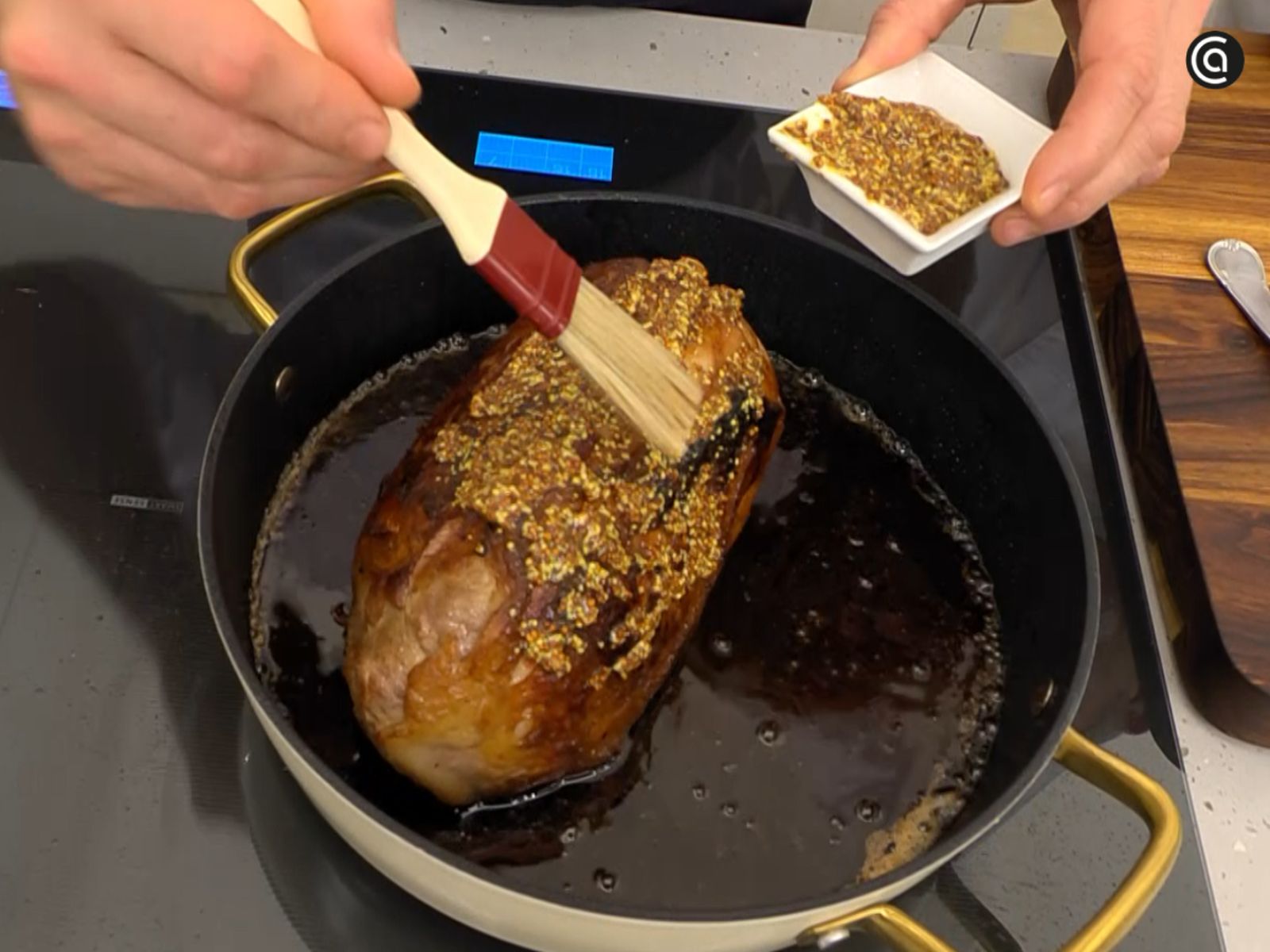 Unta con la mostaza antigua toda la superficie.