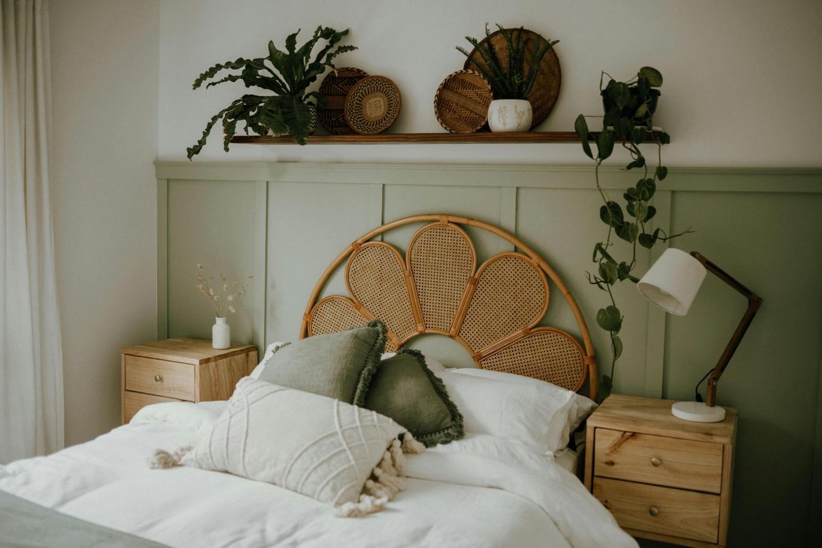 Dormitorio minimalista acogedor decorado en verde y con cabecero de fibras naturales. Dormitorio minimalista acogedor decorado en verde y con cabecero de fibras naturales.