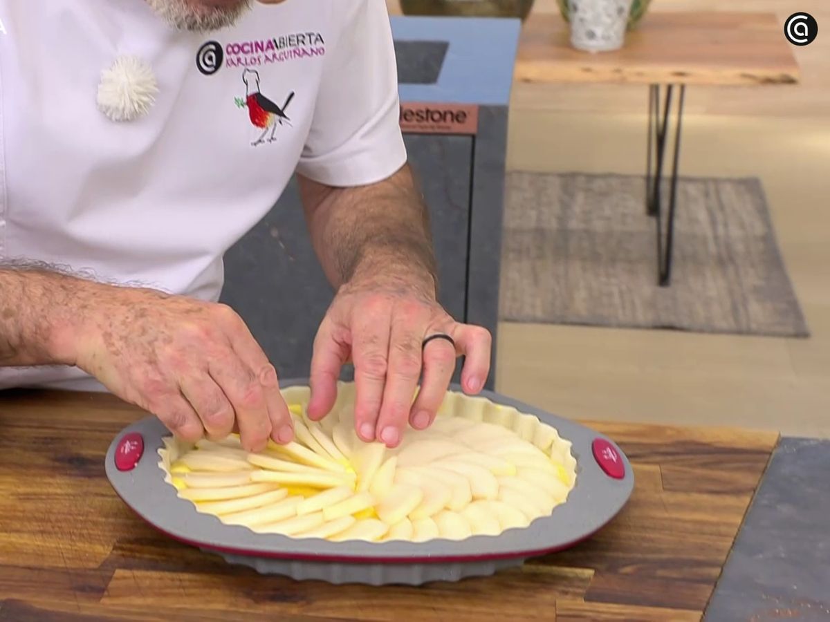 Coloca las peras cortadas en láminas sobre la crema pastelera