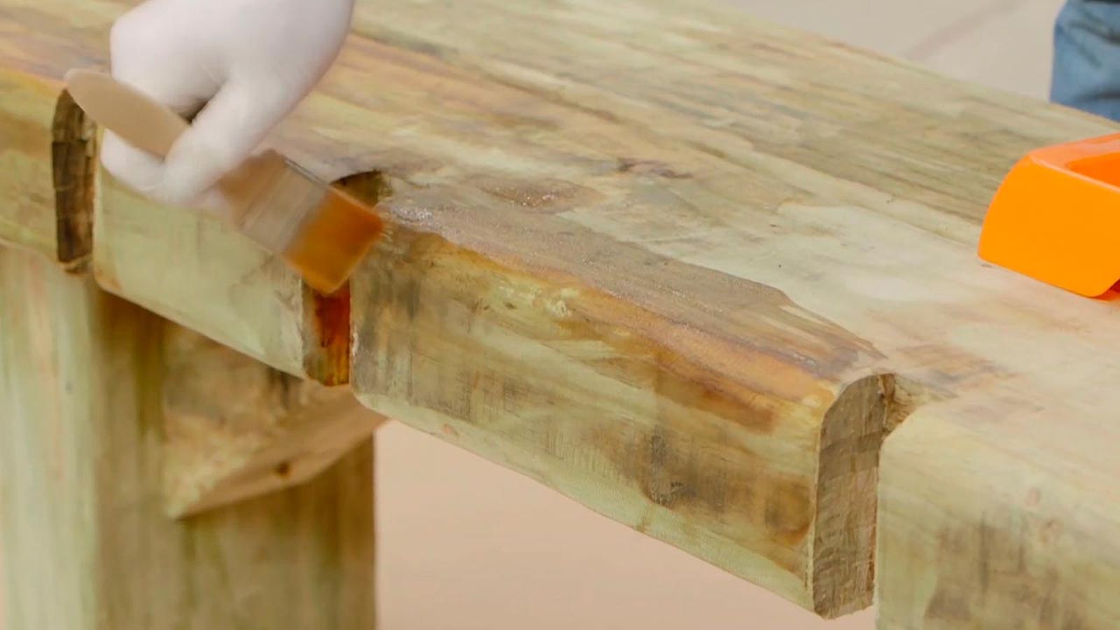 Cómo hacer bancos con traviesas de madera paso 11