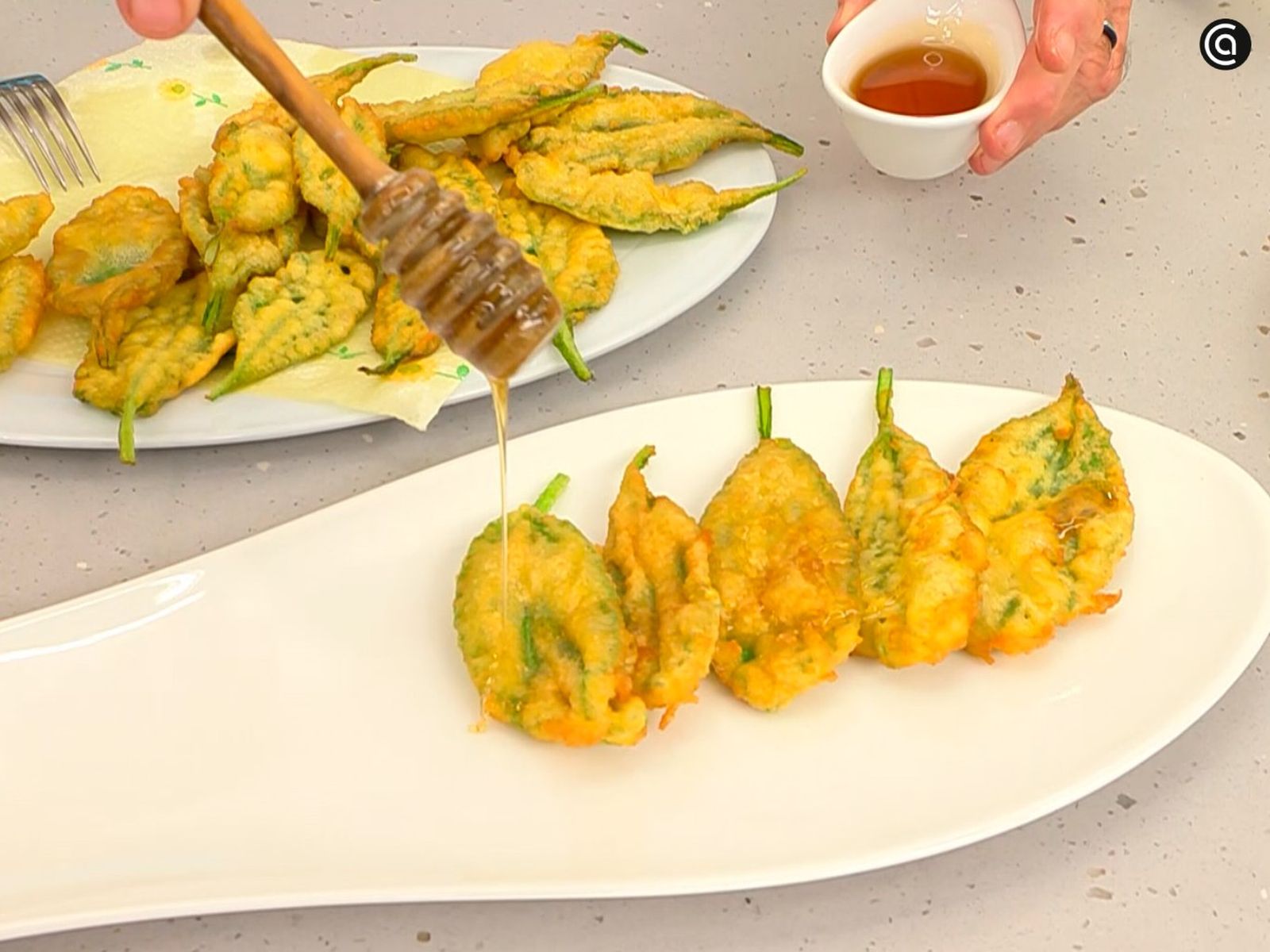 Riega las hojas de borraja rebozadas con un poco de miel