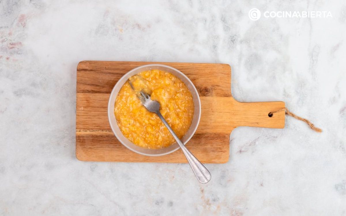 Pela y tritura los plátanos