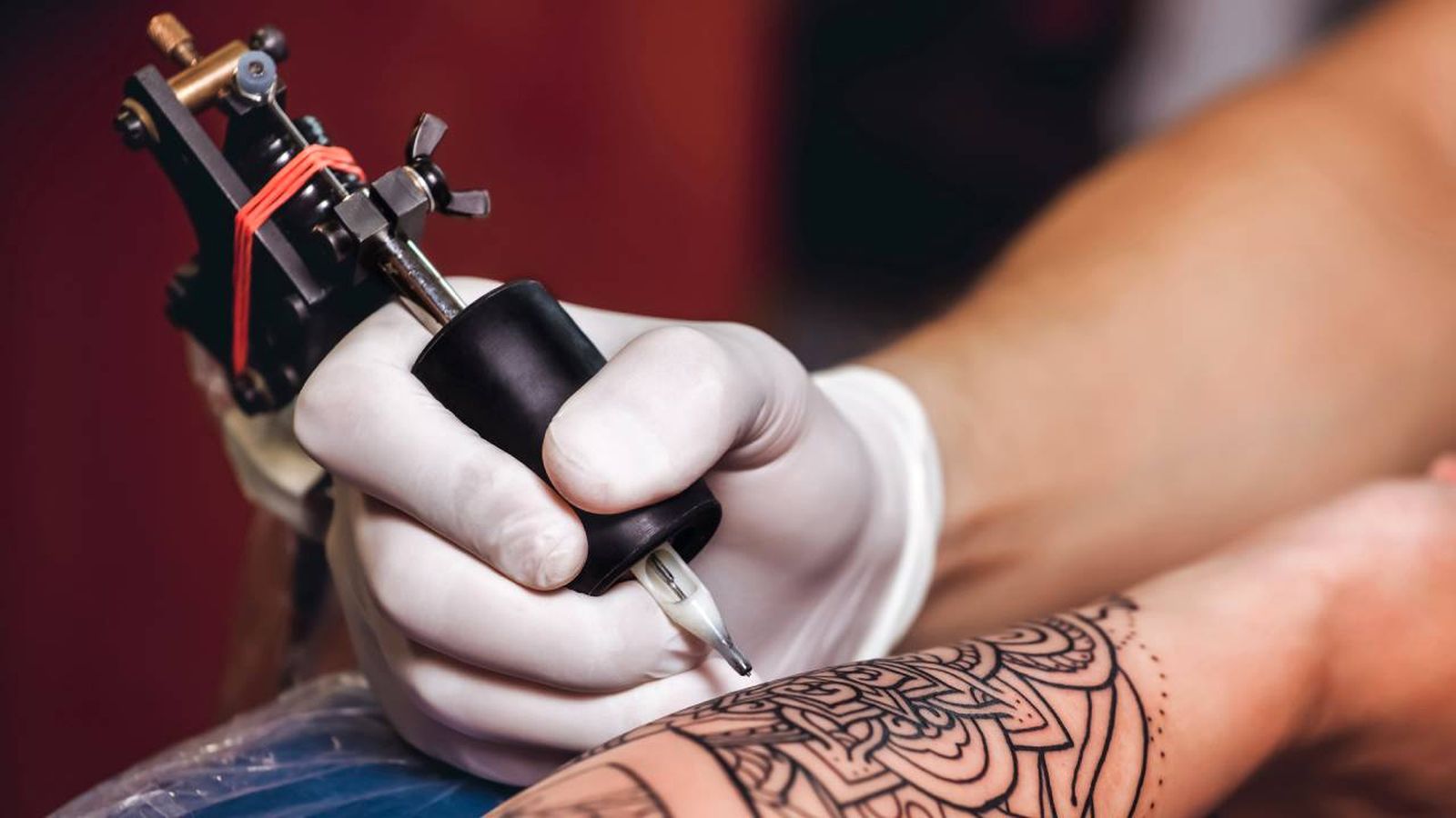 a que se puede comparar el dolor de un tatuaje portada