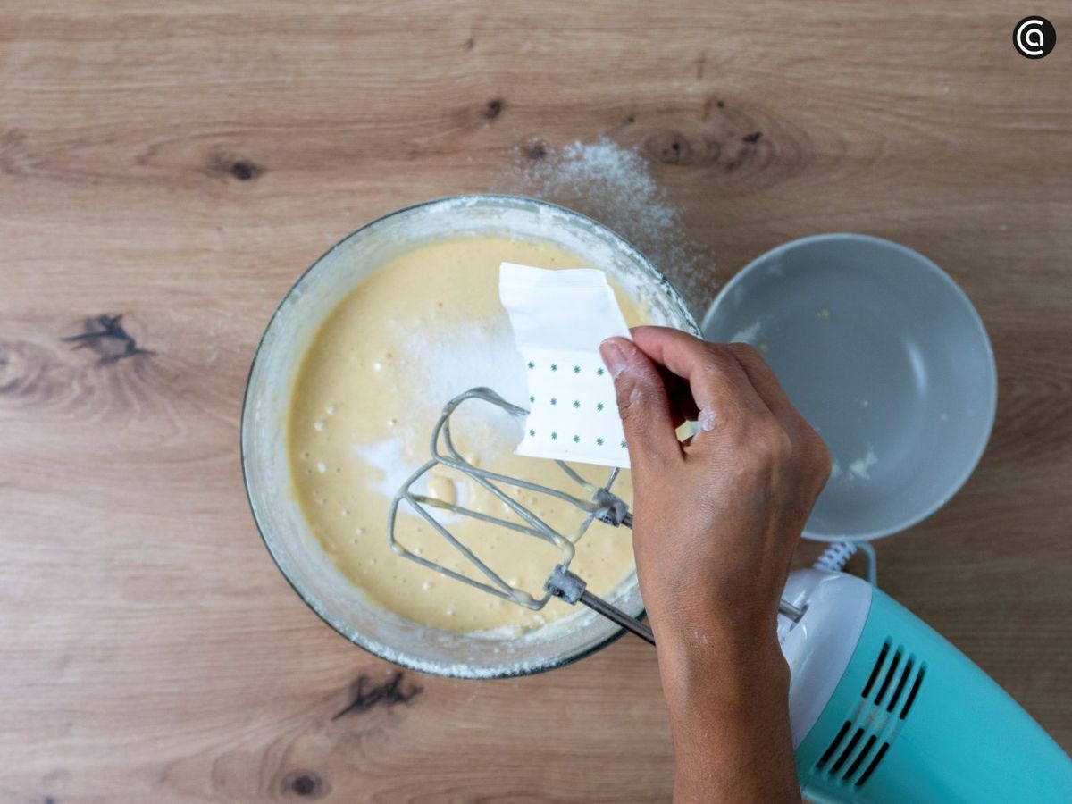 Añade los sobres de gaseosa a la preparación y mezcla hasta integrar