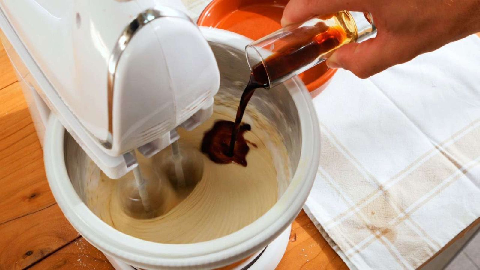 Incorpora el resto de ingredientes y sigue batiendo Bizcocho marmolado Paso 3