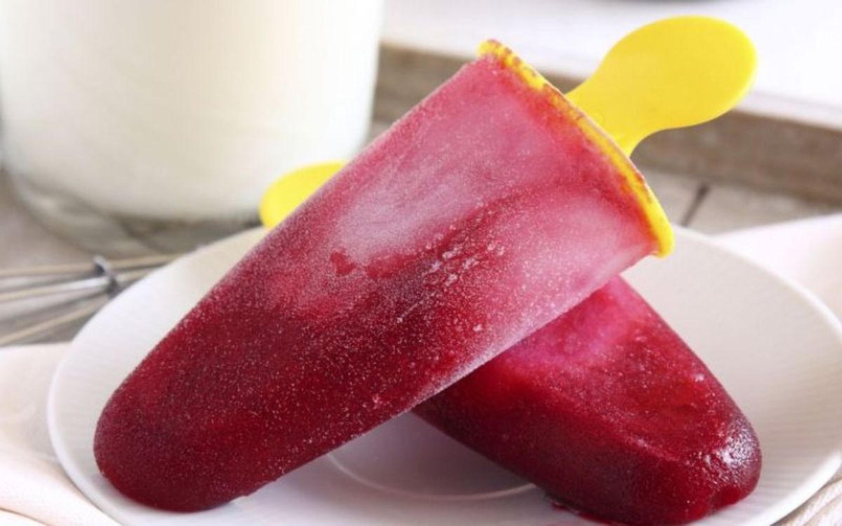 Polos de cereza y yogur, una opción saludable y refrescante