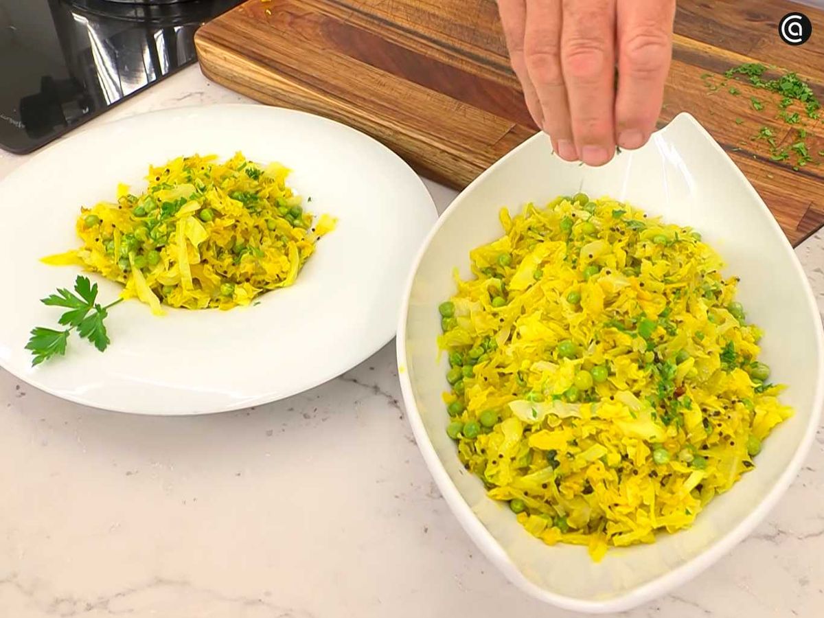 Sirve la berza con guisantes